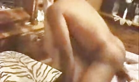 Follando mientras habla por teléfono con su tío, que videos de orgias incesto incluso se